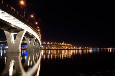 Geceleri ışık saçan köprü Fince körfezi