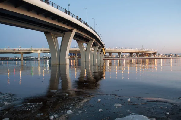 Geceleri ışık saçan köprü Fince körfezi