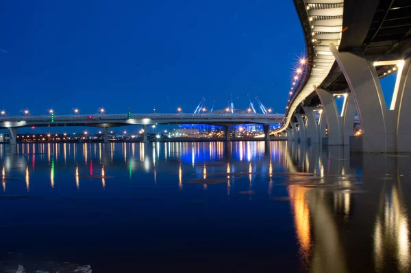 Ponte Com Luzes Noite Baía Finlandesa — Fotografia de Stock