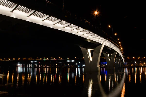 Ponte Com Luzes Noite Baía Finlandesa — Fotografia de Stock
