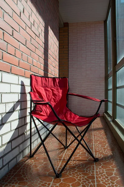 Silla Roja Balcón Soleado — Foto de Stock