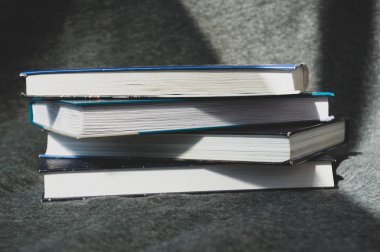 Yer imleriyle dolu bir yığın eski kitap