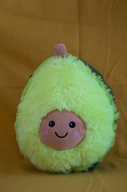 Gri arkaplanda pelüş bir avokado