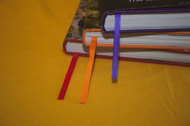 Yer imleriyle dolu bir yığın eski kitap