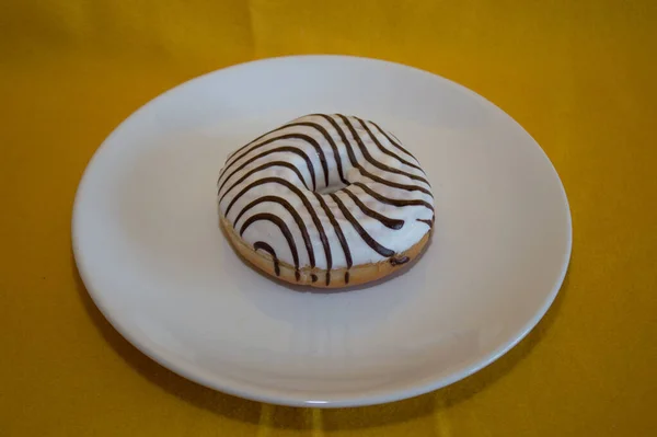 甜糖化的甜甜圈和巧克力 — 图库照片