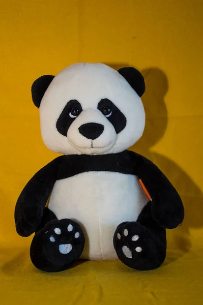 Morbido Giocattolo Panda Sfondo Giallo — Foto Stock