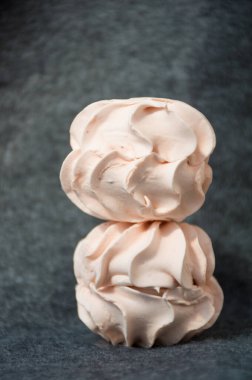 Gri arkaplandaki pembe zephyr 'i ayır 