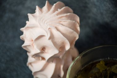 Gri arkaplandaki pembe zephyr 'i ayır 