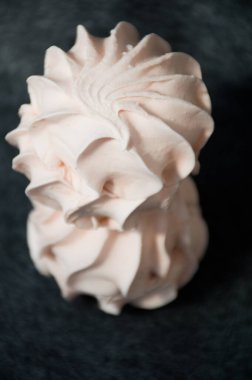 Gri arkaplandaki pembe zephyr 'i ayır 