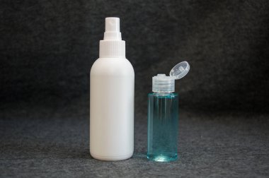 Bir şişe sıvı sabun ve antiseptik.