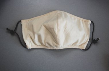 Gri arka planda tıbbi maskeler