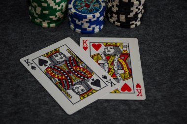 Gri arkaplanda kart ve poker çipleri