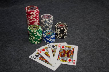 Gri arkaplanda kart ve poker çipleri