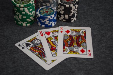 Gri arkaplanda kart ve poker çipleri