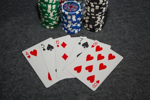 Гральні Карти Покерні Фішки Сірому Фоні — стокове фото