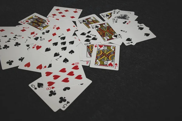 Gri Arkaplanda Kart Poker Çipleri — Stok fotoğraf