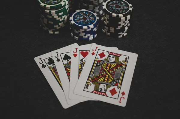Speelkaarten Poker Chips Grijze Achtergrond — Stockfoto