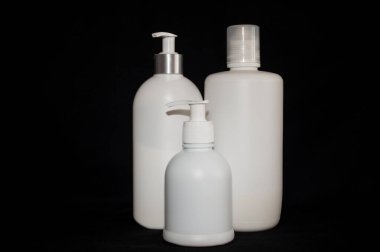 Siyah zemin üzerinde beyaz plastik kozmetik şişe