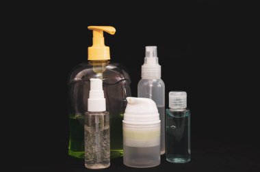 Siyah zemin üzerinde beyaz plastik kozmetik şişe