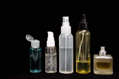 Siyah zemin üzerinde beyaz plastik kozmetik şişe