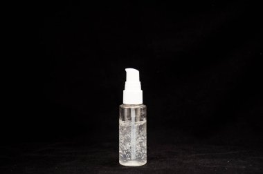 Siyah zemin üzerinde beyaz plastik kozmetik şişe