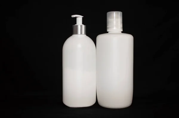 Garrafa Cosmética Plástico Branco Fundo Preto — Fotografia de Stock