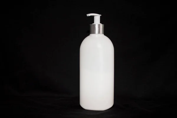 Garrafa Cosmética Plástico Branco Fundo Preto — Fotografia de Stock