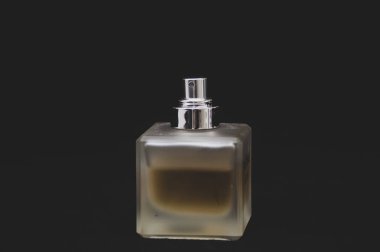 Siyah üzerine izole edilmiş parfüm şişesi