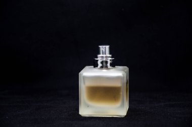 Siyah üzerine izole edilmiş parfüm şişesi
