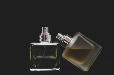 Siyah üzerine izole edilmiş parfüm şişesi