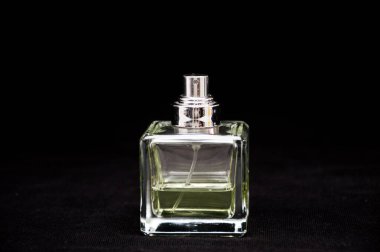Siyah üzerine izole edilmiş parfüm şişesi