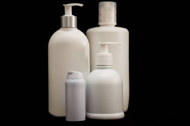 Siyah zemin üzerinde beyaz plastik kozmetik şişe