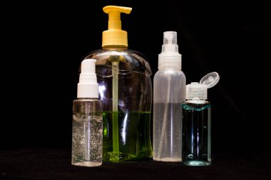 Siyah zemin üzerinde beyaz plastik kozmetik şişe