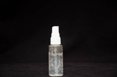 Siyah zemin üzerinde beyaz plastik kozmetik şişe