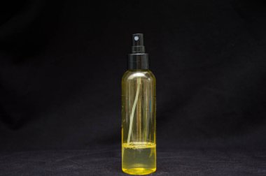 Siyah zemin üzerinde beyaz plastik kozmetik şişe