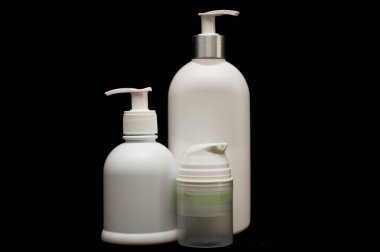 Siyah zemin üzerinde beyaz plastik kozmetik şişe