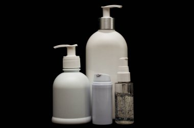 Siyah zemin üzerinde beyaz plastik kozmetik şişe