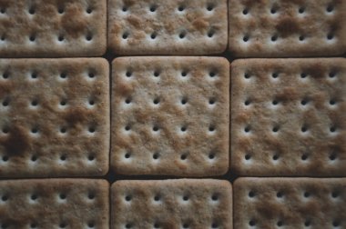 Kurabiyeleri ve krakerleri kapat.