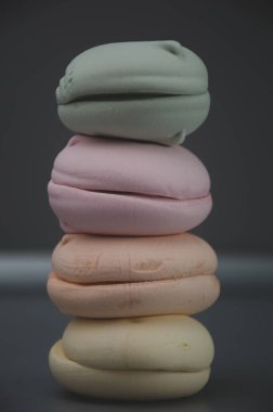 Beyaz arkaplanda renkli marşmelov