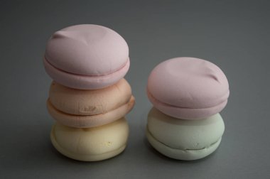 Beyaz arkaplanda renkli marşmelov