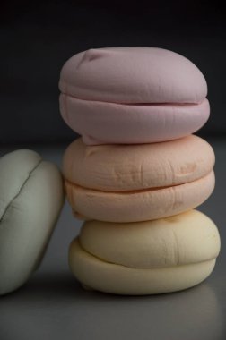 Beyaz arkaplanda renkli marşmelov