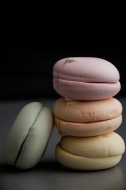 Beyaz arkaplanda renkli marşmelov