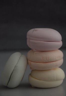 Beyaz arkaplanda renkli marşmelov