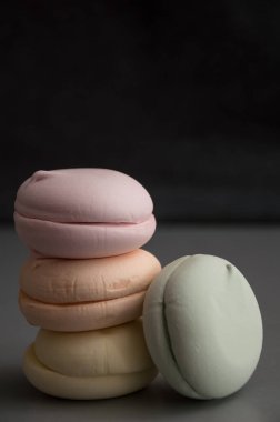 Beyaz arkaplanda renkli marşmelov