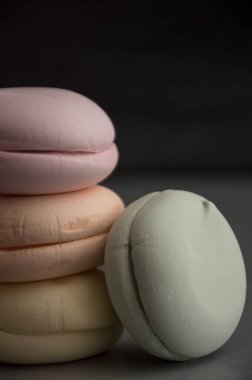 Beyaz arkaplanda renkli marşmelov