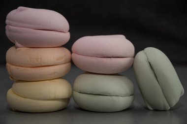 Beyaz arkaplanda renkli marşmelov