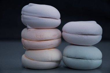 Beyaz arkaplanda renkli marşmelov