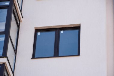 Çok katlı yeni bir bina. Yeni bir evde daireler..