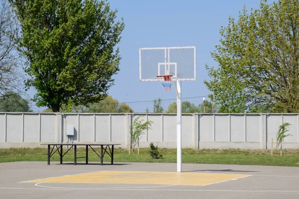 Basketballfeld Und Backboard Mit Einem Korb Basketball Auf Dem Hof — Stockfoto