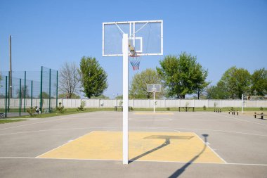 Basketbol sahası ve potalı sedye. Basketbol sahası.